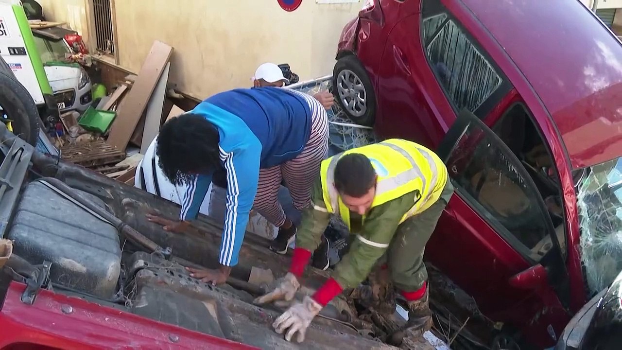 Spanien: König Felipe in Flutregion mit Schlamm beworfen