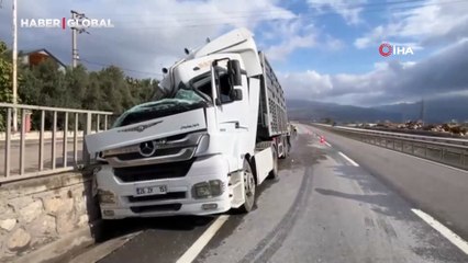 Kamyonun sıkıştırıp yoldan çıkarttığı tır, beton bariyerlere çarptı! O anlar kamerada