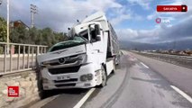 Sakarya'da kamyonun sıkıştırıp yoldan çıkarttığı tır, beton bariyerlere çarptı