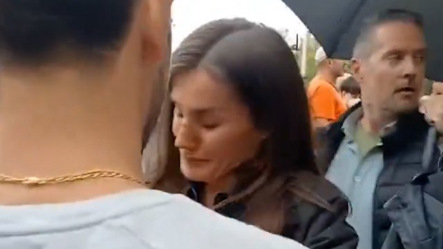 La Reina Letizia rompe a llorar durante la visita de los Monarcas a Paiporta