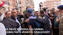 Az árvíz túlélői sárral dobálták meg a Paiportába érkező spanyol királyt és a kormánytagokat