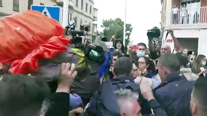 إلقاء الطين على ملك إسبانيا خلال زيارته مناطق متضررة من الفيضانات