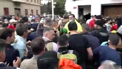 Felipe VI et son épouse évacués sous les jets de boue lors de leur arrivée dans l’une des villes les plus touchées par les inondations..