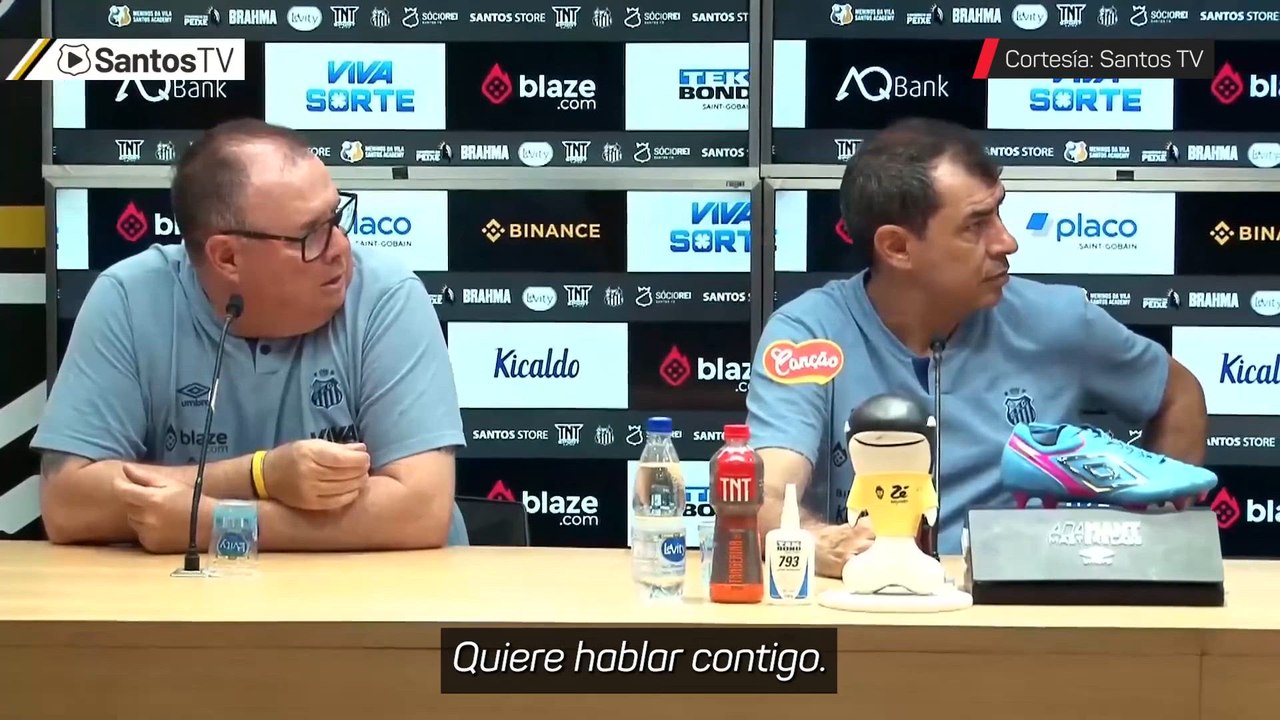 Neymar irrumpe en la rueda de prensa de Santos