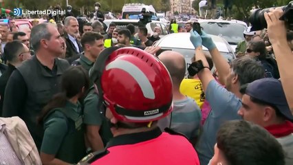 Felipe VI hablando con los valencianos su visita a Paiporta, Valencia