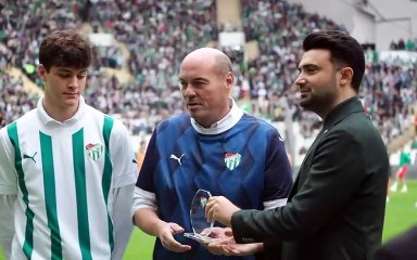 Başkan Çelik’ten Levent Kızıl’a plaket