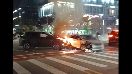 서울 강서구서 승용차·SUV 충돌로 불...2명 다쳐 / YTN