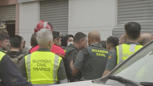 Gritos, insultos y lanzamiento de objetos durante la visita de los Reyes a Paiporta (Valencia)