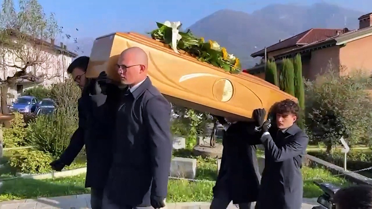 Costa Volpino, il funerale di Sara Centelleghe: ?Stava sbocciando come un girasole. Serve pi? amore per se stessi e per il prossimo?