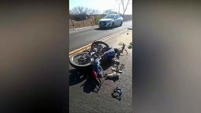 Duas pessoas morrem e uma fica ferida em acidente envolvendo carro e moto na BR-361, em Piancó