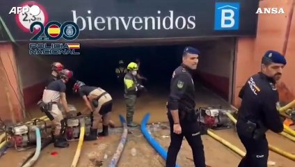 Valencia, la polizia usa i droni per ritrovare le persone disperse