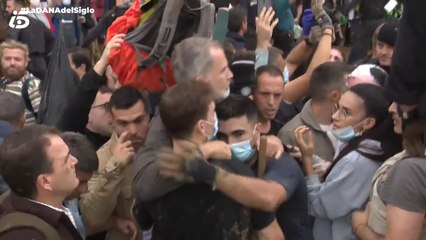 El Rey Felipe VI abraza a dos jóvenes, durante la visita a Paiporta (Valencia).
