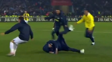 Mourinho, che figuraccia! La sua scivolata è tutta da ridere