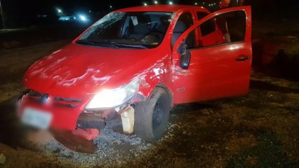 Surpresa na pista: motorista capota carro ao não perceber obra na Avenida Uirapuru