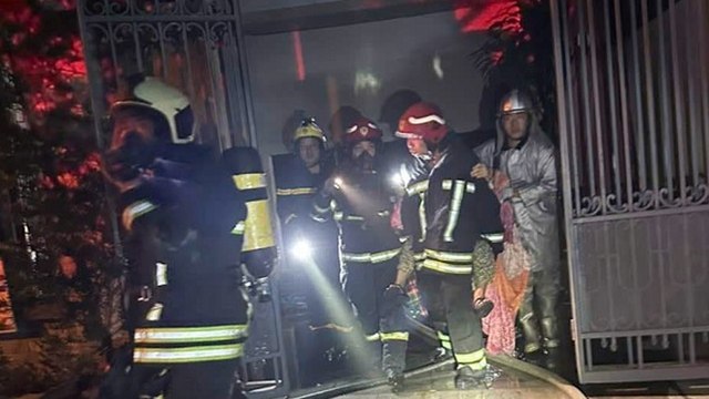 Giải cứu 2 người khỏi đám cháy lúc rạng sáng tại Hà Nội