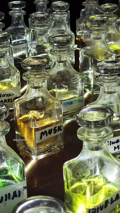 இந்த இடத்த Cross பண்ணும் போதே வாசனை தூக்குது!! அத்தர் Type Perfume Collection Stall | Mannargudi