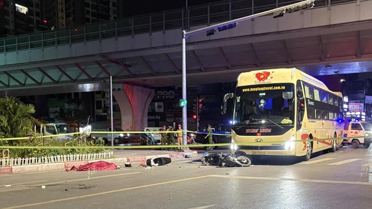 Xe máy văng ra xa sau khi đâm trực diện xe khách, 1 người tử vong thương tâm tại Hà Nội