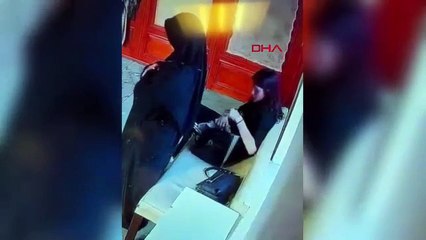 İstanbul-Beyoğlu'nda hırsız, namaz kılan kadının cüzdanını çaldı; o anlar kamerada_2