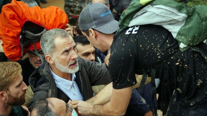 Spanischer König Felipe in Flutregion mit Schlamm beworfen