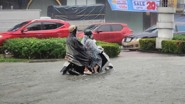 Mưa lớn ở Huế - Quảng Trị gây ngập úng, nguy cơ lũ chồng lũ