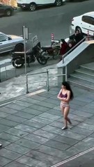 L'immense courage de cette étudiante iranienne (Ahou Daryaei) qui déambule en sous-vêtements dans son université