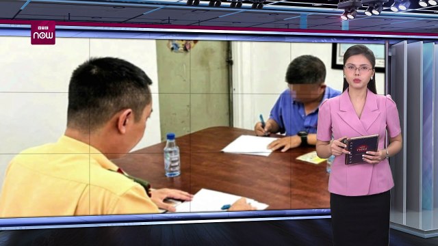 Tước bằng lái với tài xế vừa lái xe, vừa dùng điện thoại khiến hành khách hốt hoảng