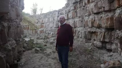 Depremin ikiye böldüğü tarladaki 4 metre derinliği olan devasa yarık böyle görüntülendi