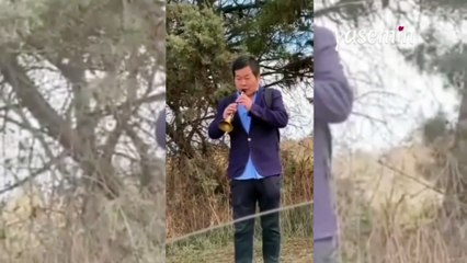 Zurnacı Çinli yol kenarında böyle görüntülendi: "Zurna çalmayı çok seviyorum..."