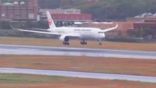 大阪での日本航空のエアバスA350着陸試行をとらえた印象的なビデオ