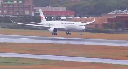 大阪での日本航空のエアバスA350着陸試行をとらえた印象的なビデオ