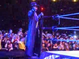 undertaker hace la luz en la plaza de toros de valencia