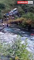 Hindistan'da otobüs vadiye düştü: 23 kişi öldü