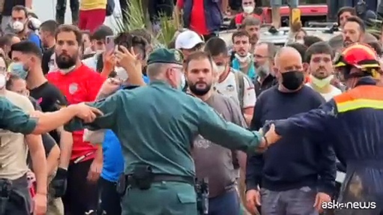 Valencia, fango contro i reali di Spagna, le lacrime di Letizia