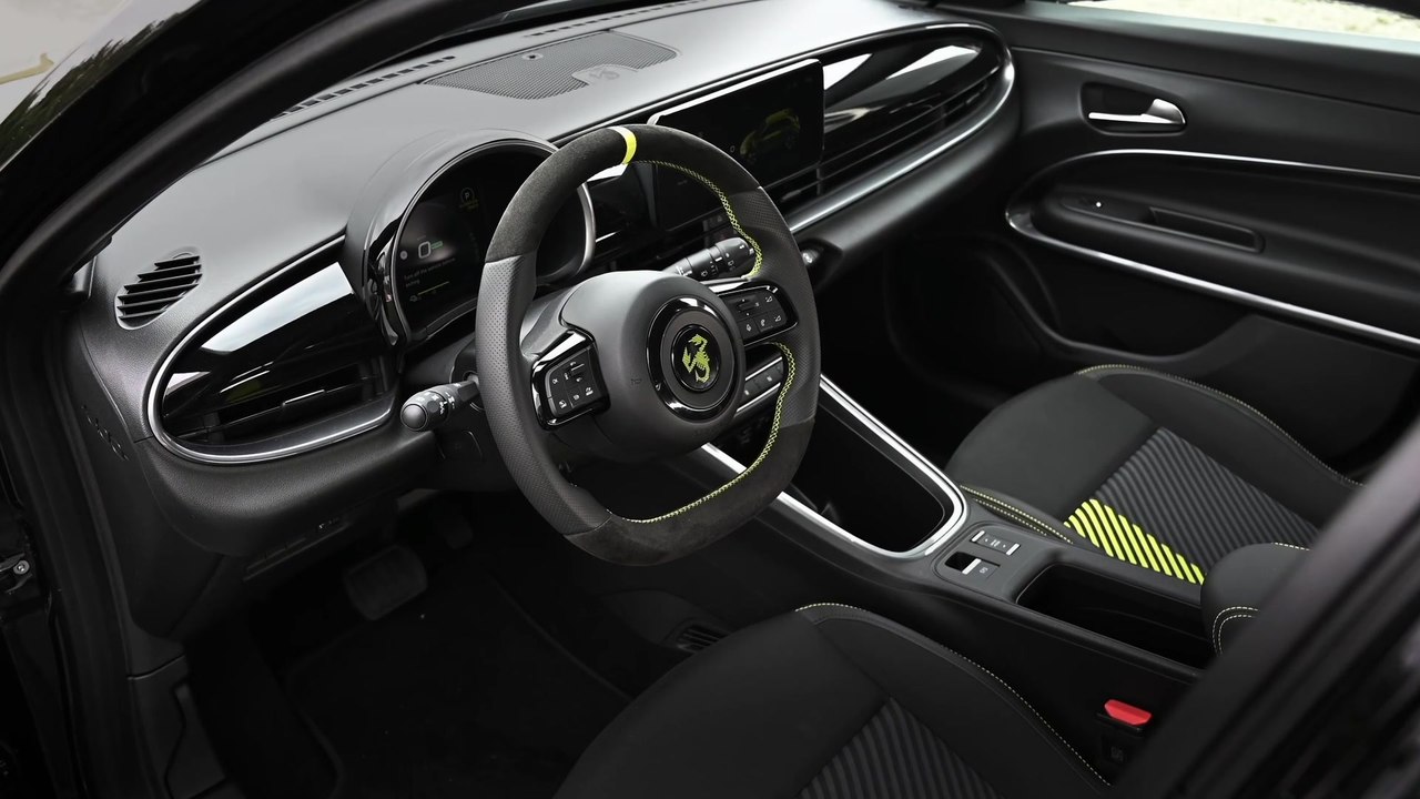 Der neue Abarth 600e - Das Infotainmentsystem des Abarth 600e