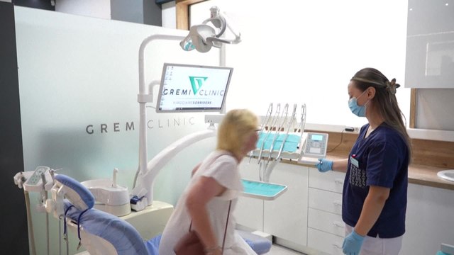 Dents, lèvres, cheveux, poitrine : le tourisme esthétique en pleine expansion