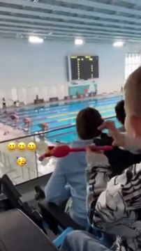 Cet enfant va pourrir une compétition de natation... Trop drôle