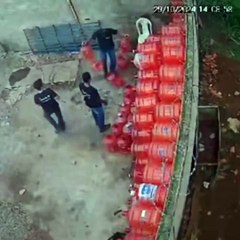 Ces 3 ouvriers réussissent l'impossible
