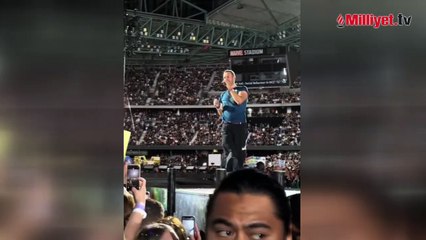 Coldplay solisti Chris Martin, sahnedeki boşluğa düştü