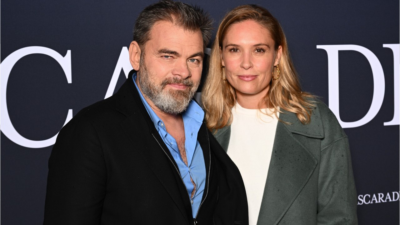 GALA VIDÉO - À la vie comme à la scène, Clovis Cornillac et sa femme Lilou Fogli ne se lâchent pas