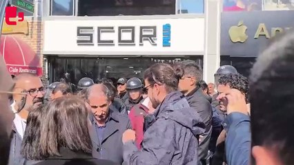 Oturma eyleminin devamı için müzakere yapan DEM Parti Van Milletvekili Gülcan Kaçmaz Sayyiğit ve Güvenlik Şube arasında gerginlik yaşandı