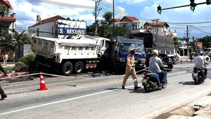 Xe ben tông thẳng vào hàng xe đang chờ đèn đỏ, nhiều ô tô và xe máy nát vụn, 1 người tử vong