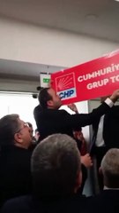 Esenyurt Belediyesi'nde CHP Grubu'nun tabelası sökülmüştü: Geri asıldı