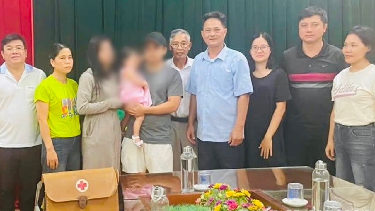 Cháu bé bị bỏ rơi ở Hải Dương được đón về, bố mẹ ruột hứa sẽ không để sự việc đau lòng xảy ra nữa