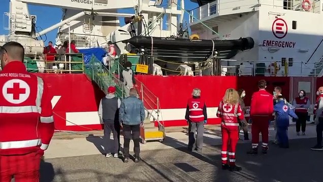 Livorno: sbarcati 72 migranti soccorsi dalla nave Life Support di Emergency