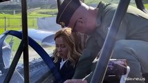 4 novembre, Giorgia Meloni sale su un aereo delle Frecce Tricolori