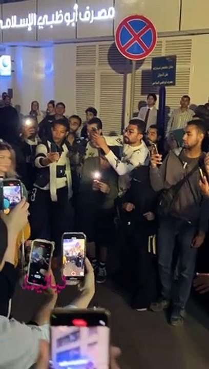 هاني شاكر يقدم واجب العزاء في الفنان الراحل مصط...