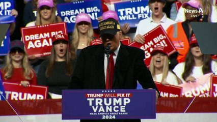 트럼프 “약하고 어리석은 해리스” 맹폭