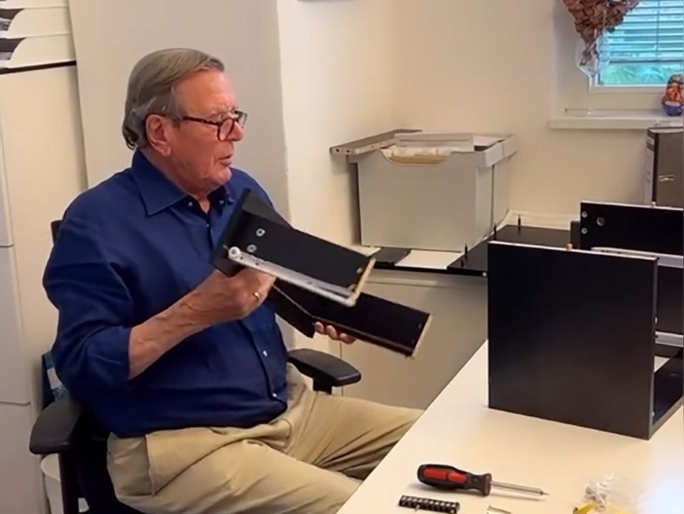 Altkanzler schröder amüsiert mit heimwerker-video