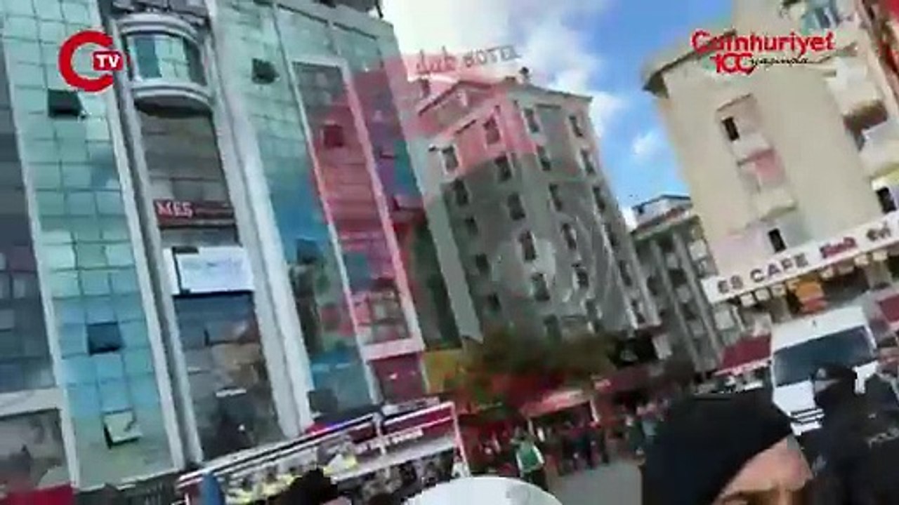 CHP’li Esenyurt Belediyesi’ne kayyum atanmasının ardından polis belediye binasını ablukaya aldı.