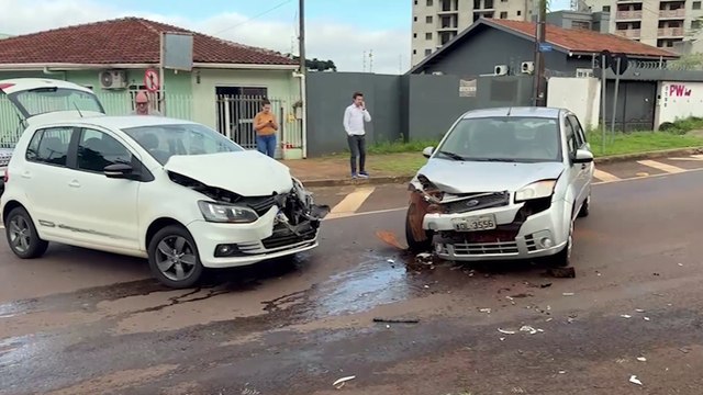 Carros se envolvem em batida no Bairro Canadá e crianças ficam feridas